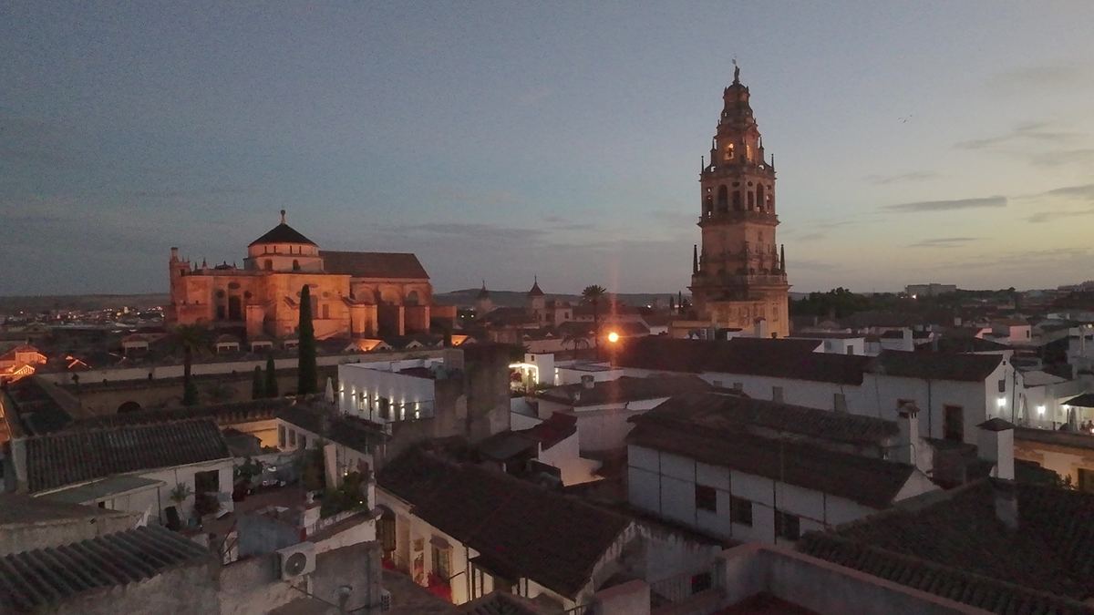 La Mezquita-Catedral iluminada al anochecer, vista desde la azotea de la casa