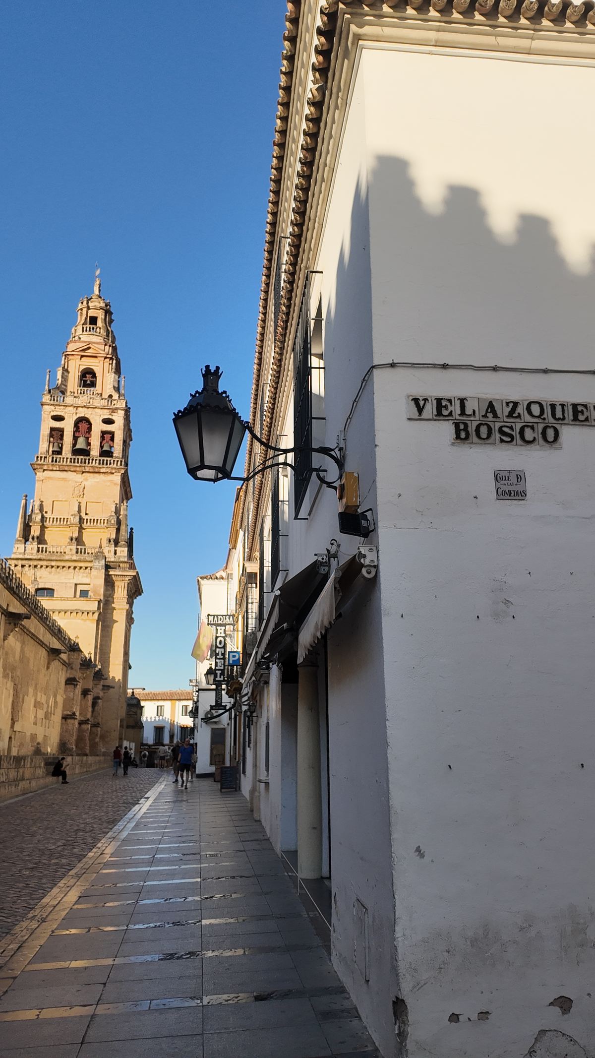 Calle Velázquez Bosco con la torre de la Mezquita-Catedral al fondo