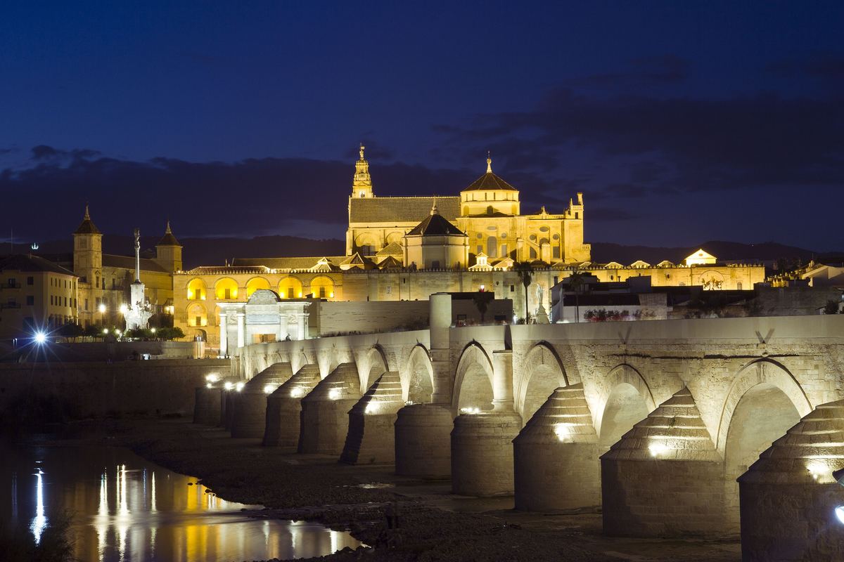El Puente Romano y la Mezquita-Catedral iluminados de noche