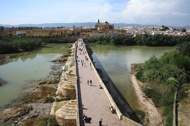 El Puente Romano sobre el Guadalquivir con la Mezquita-Catedral al fondo