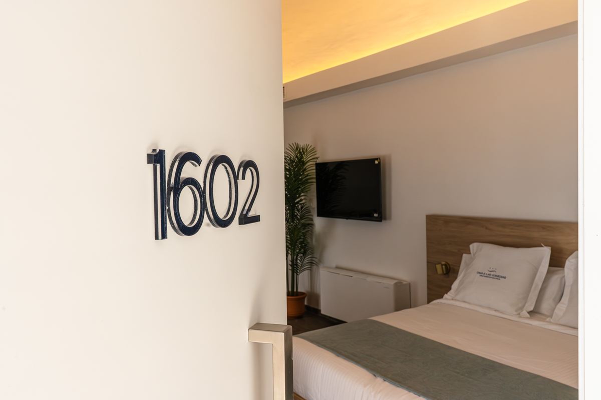 Placa con el año en la puerta de De los Góngora