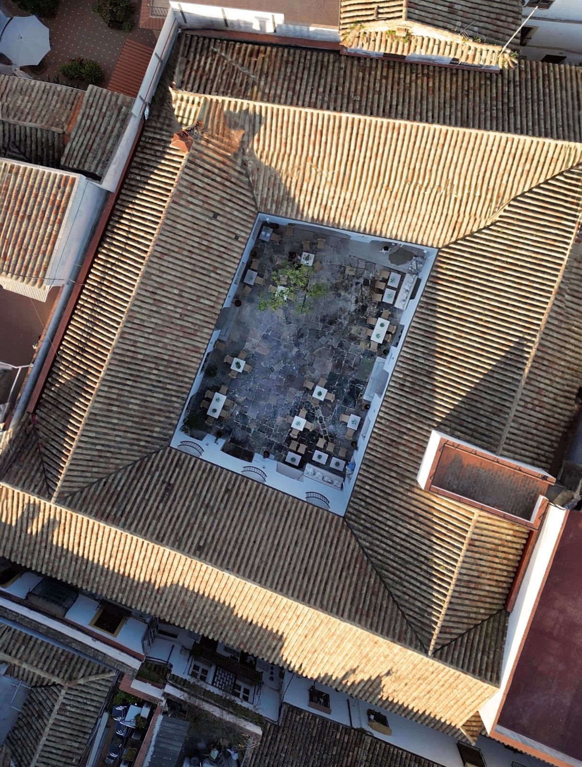 La Casa de las Comedias vista desde el cielo: los tejados alrededor del patio