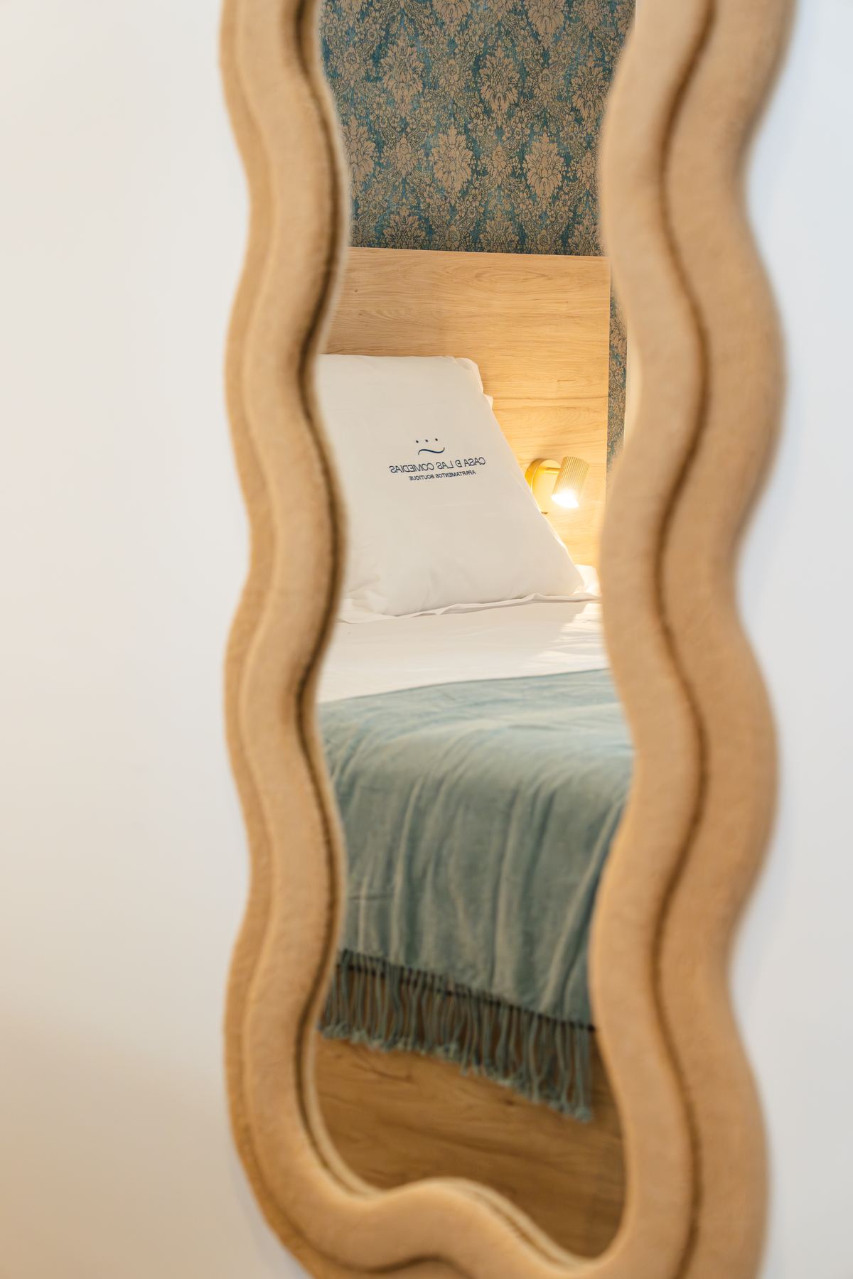 Espejo ondulado y cama de El Semicírculo