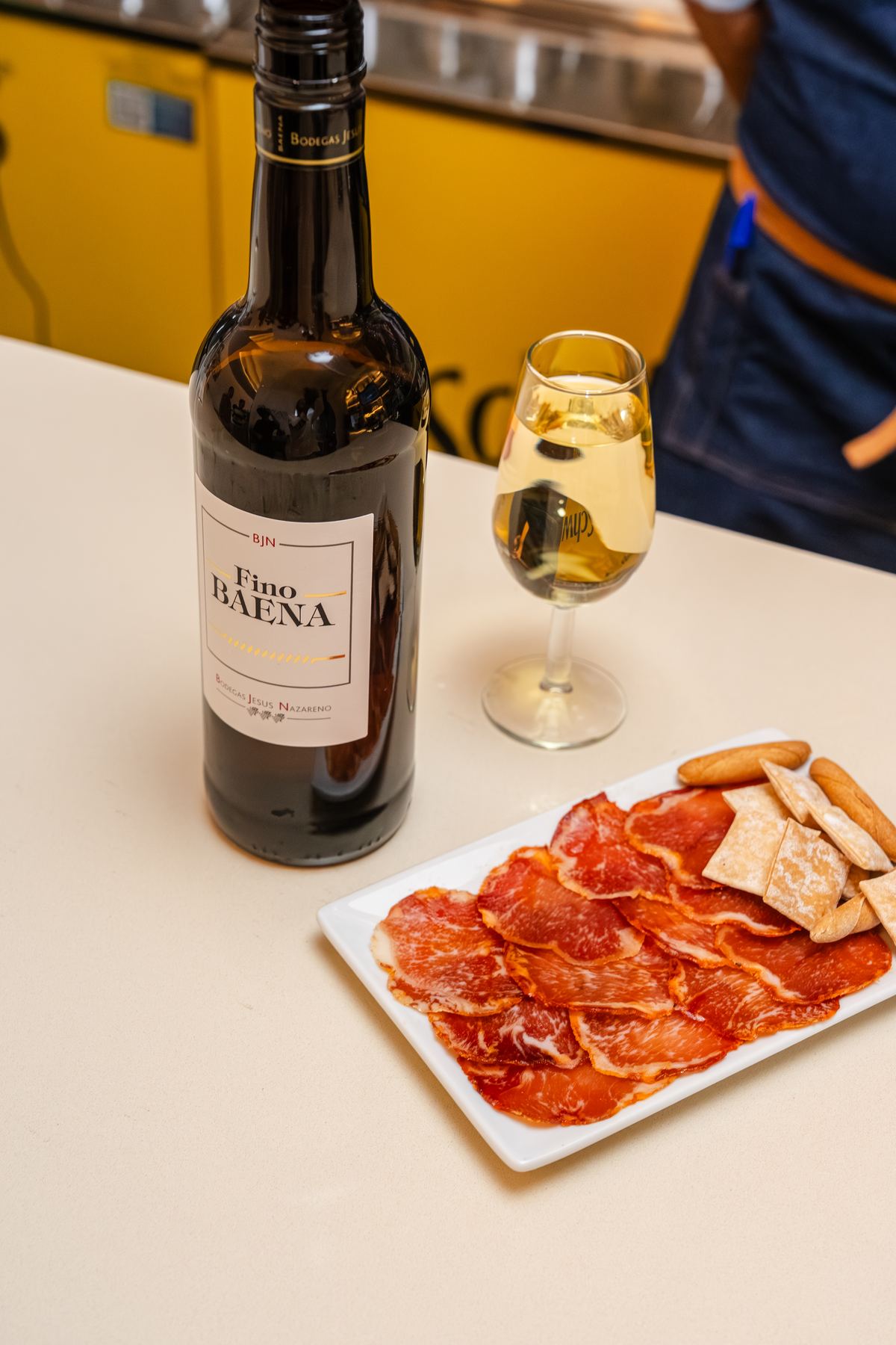 Copa de fino de Montilla-Moriles con jamón