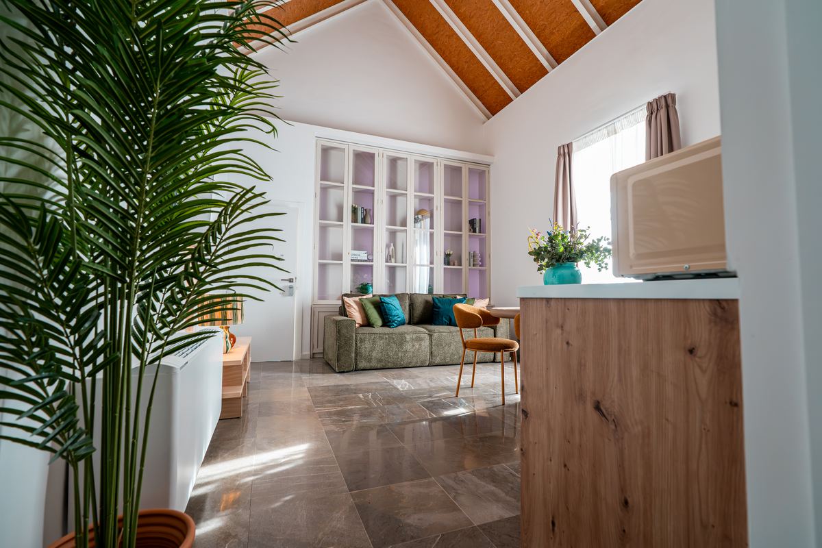 Salón de La Cazuela, con vigas de madera y luz de la ventana