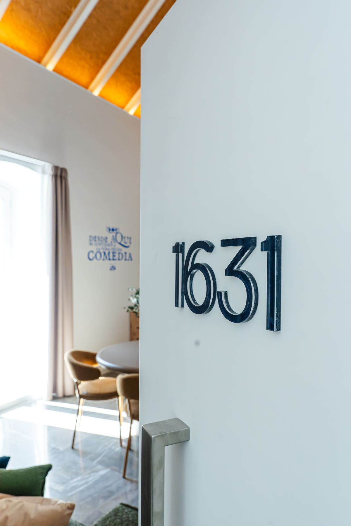Placa con el año en la puerta de La Cazuela