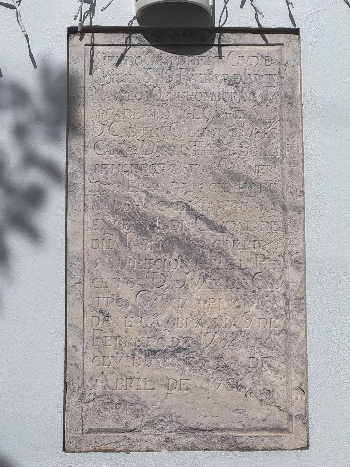 Lápida de piedra del siglo XVIII en el patio de la casa, con la inscripción de las obras de 1784