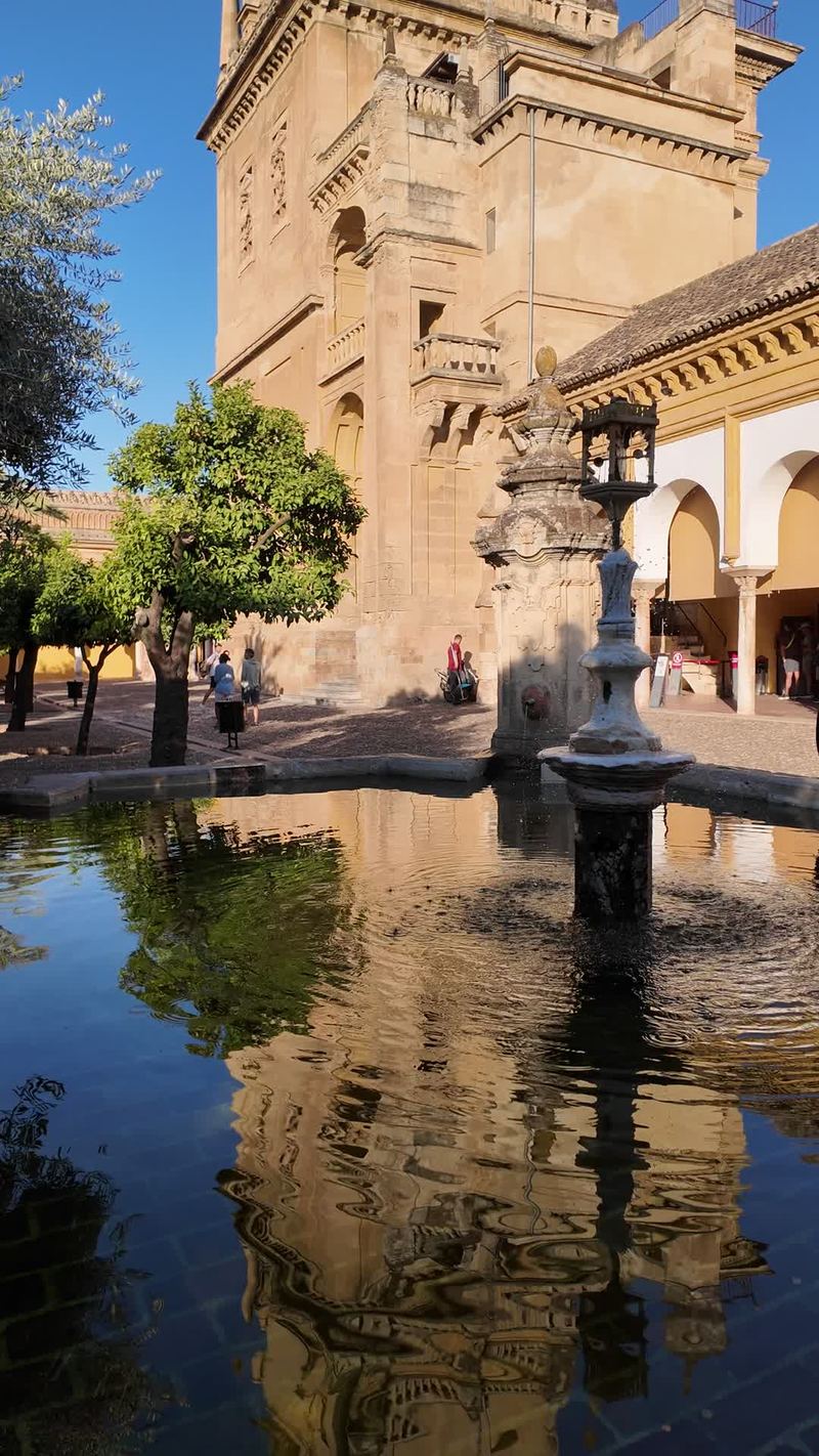 La torre de la Mezquita-Catedral reflejada en una fuente del Patio de los Naranjos