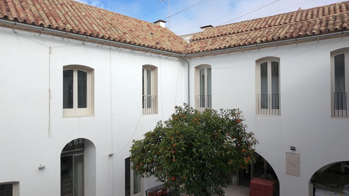 El patio de la casa visto desde las galerías, con su naranjo