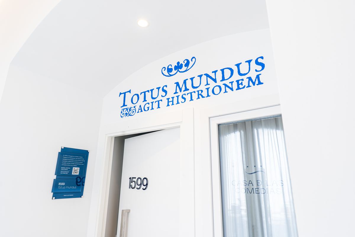 Rótulo pintado a mano en la pared de Totus Mundus