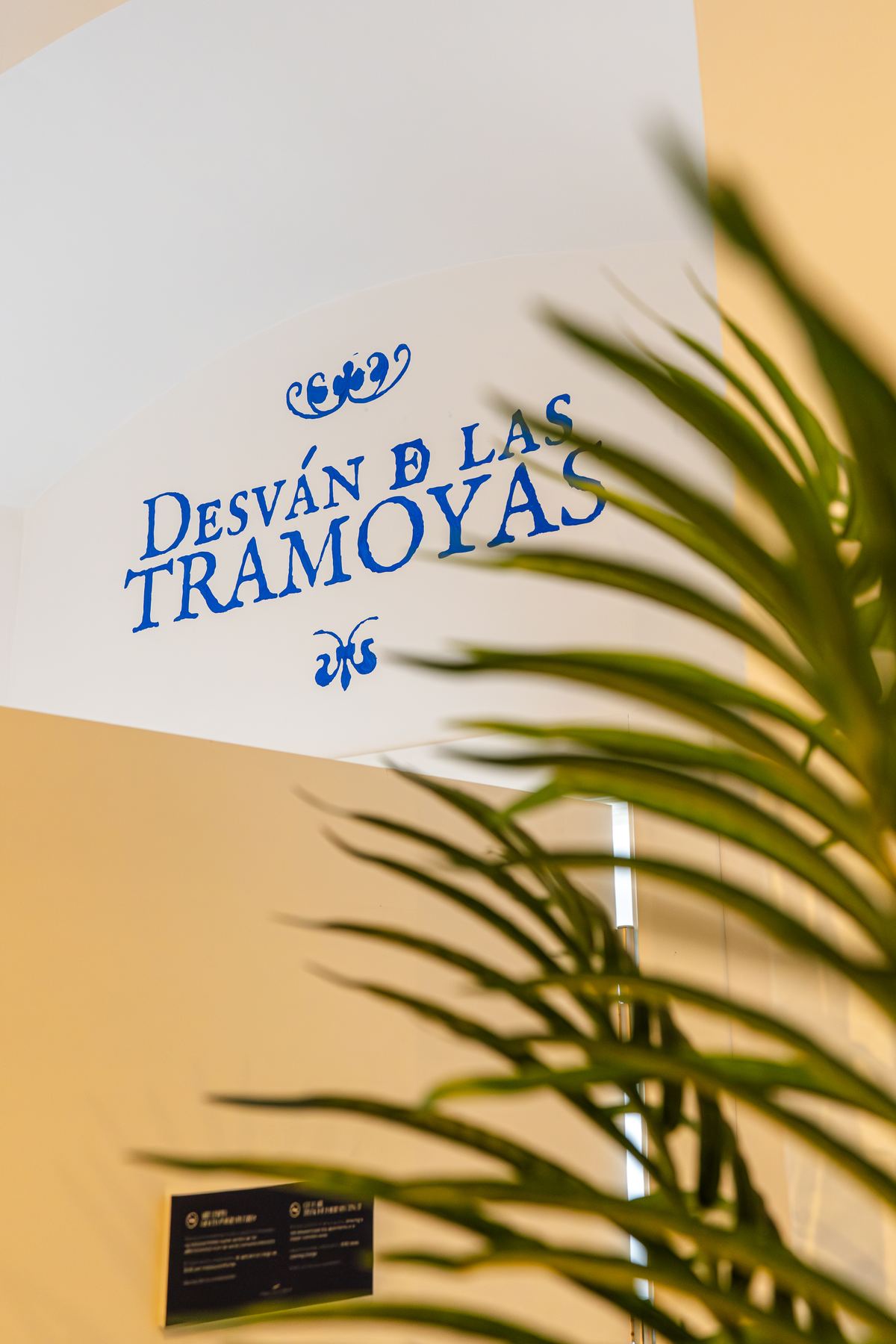 Rótulo pintado a mano en la pared de Tramoya