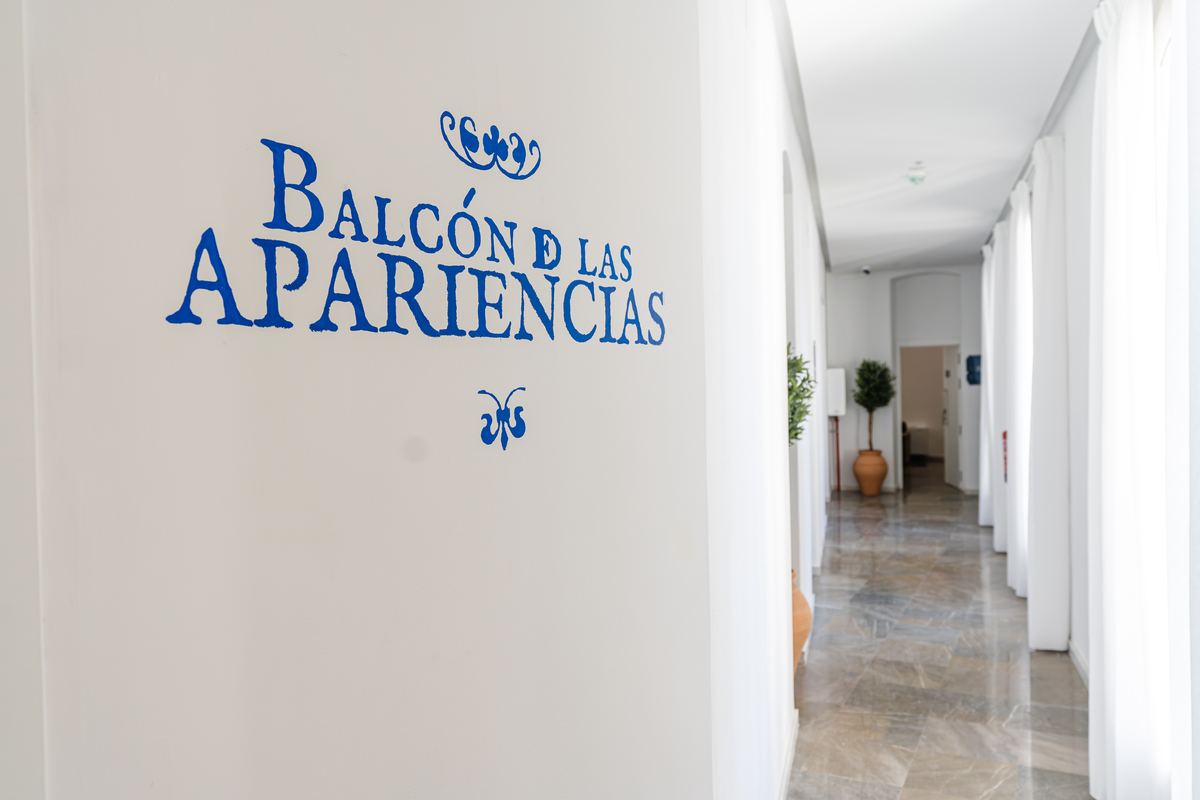 Schriftzug „Balcón de las apariencias“ neben einem Flur des Hauses