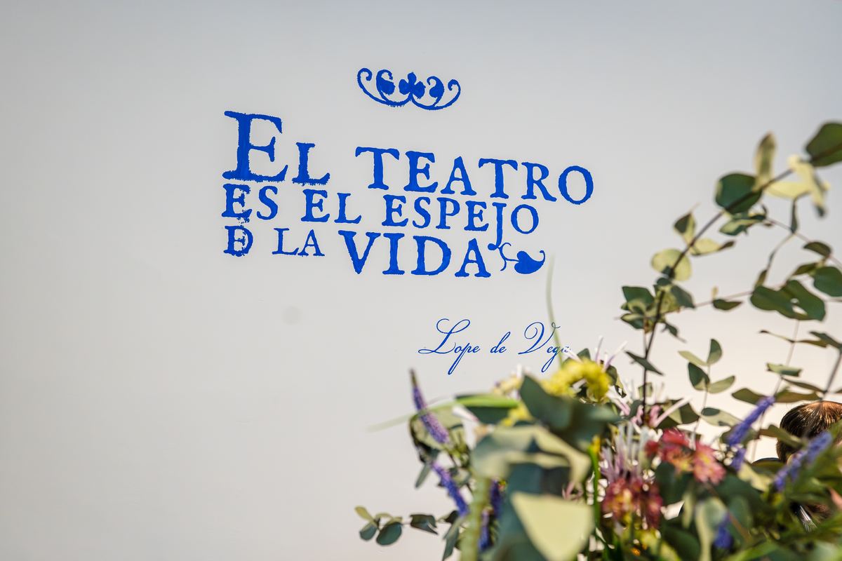 An der Wand der Satz „El teatro es el espejo de la vida“ (das Theater ist der Spiegel des Lebens), gezeichnet Lope de Vega